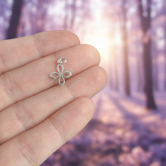 Colgante "Trébol de Luz" – Flor de Cuatro Pétalos en Plata de Ley
