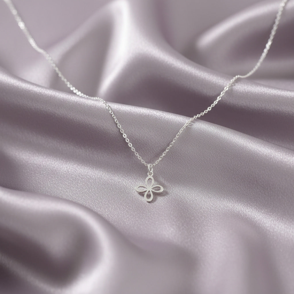 Colgante "Trébol de Luz" – Flor de Cuatro Pétalos en Plata de Ley