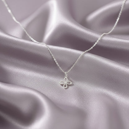 Colgante "Trébol de Luz" – Flor de Cuatro Pétalos en Plata de Ley