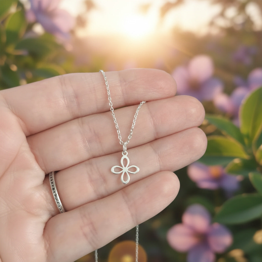 Colgante "Trébol de Luz" – Flor de Cuatro Pétalos en Plata de Ley