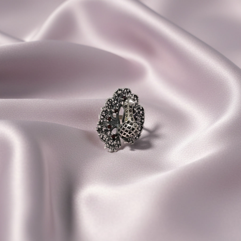 Broche "Majestuosidad Real" – Pavo Real en Plata de Ley y Granates Naturales