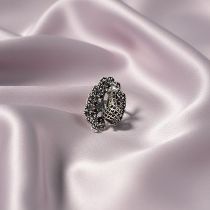 Broche "Majestuosidad Real" – Pavo Real en Plata de Ley y Granates Naturales