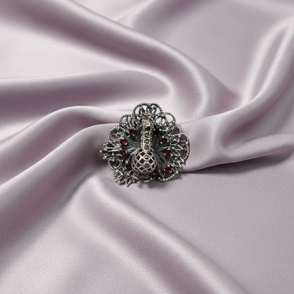 Broche "Majestuosidad Real" – Pavo Real en Plata de Ley y Granates Naturales