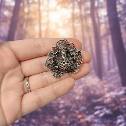 Broche "Majestuosidad Real" – Pavo Real en Plata de Ley y Granates Naturales