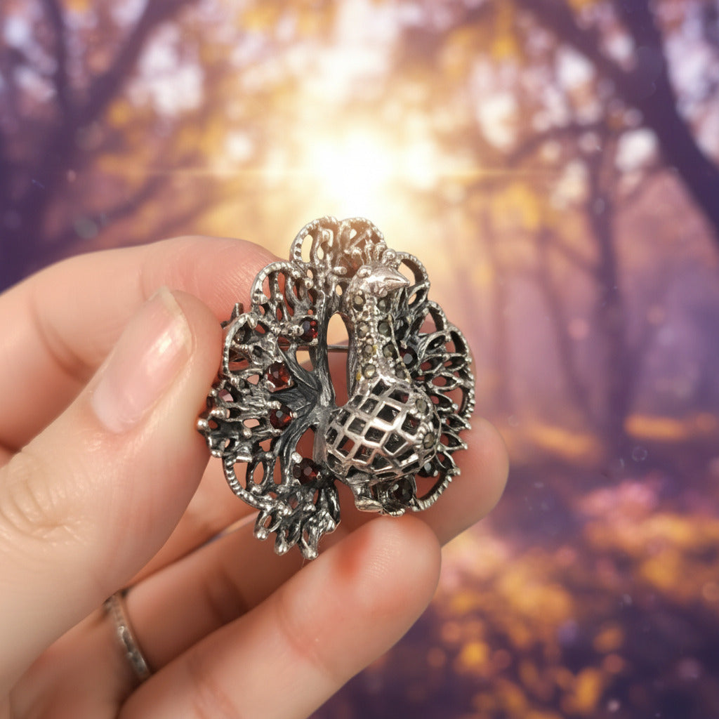 Broche "Majestuosidad Real" – Pavo Real en Plata de Ley y Granates Naturales
