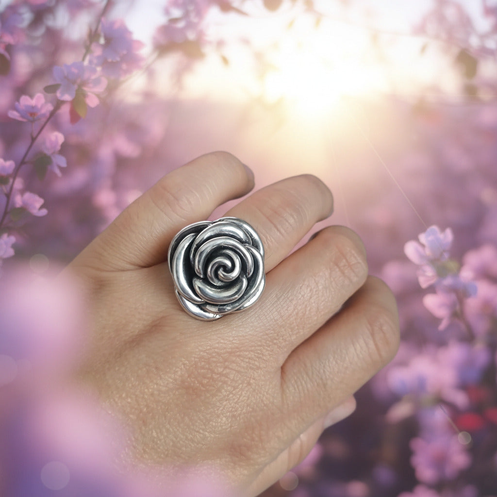 Anillo "Rosa Eterna" – Símbolo de Florecimiento en Plata de Ley Envejecida