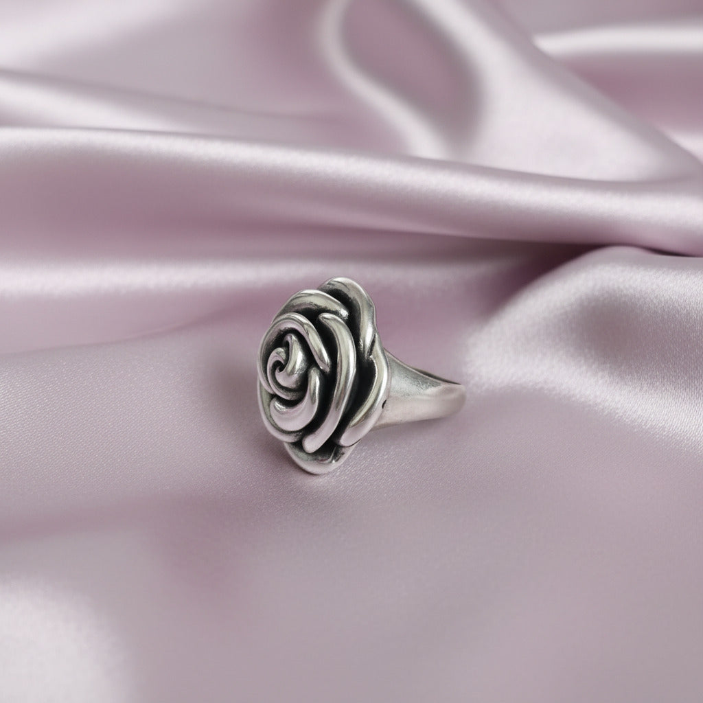 Anillo "Rosa Eterna" – Símbolo de Florecimiento en Plata de Ley Envejecida