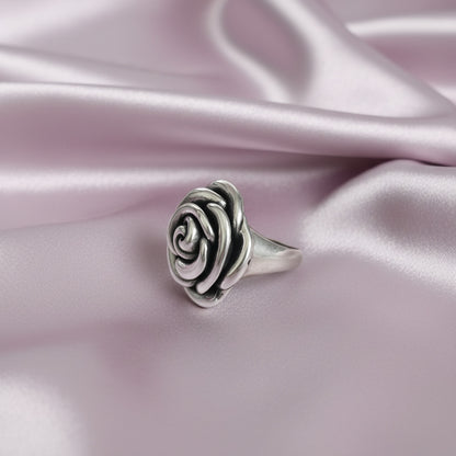 Anillo "Rosa Eterna" – Símbolo de Florecimiento en Plata de Ley Envejecida
