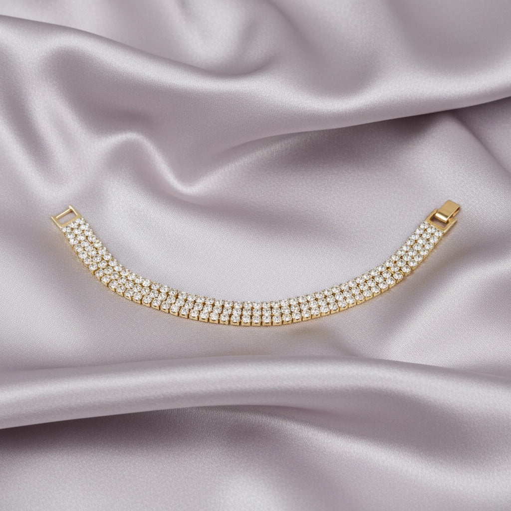 Pulsera "Triple Resplandor" – Brazalete de Circonitas Chapado en Oro