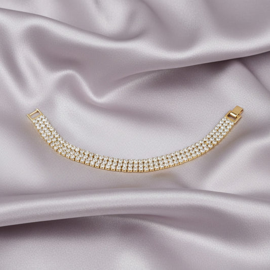 Pulsera "Triple Resplandor" – Brazalete de Circonitas Chapado en Oro