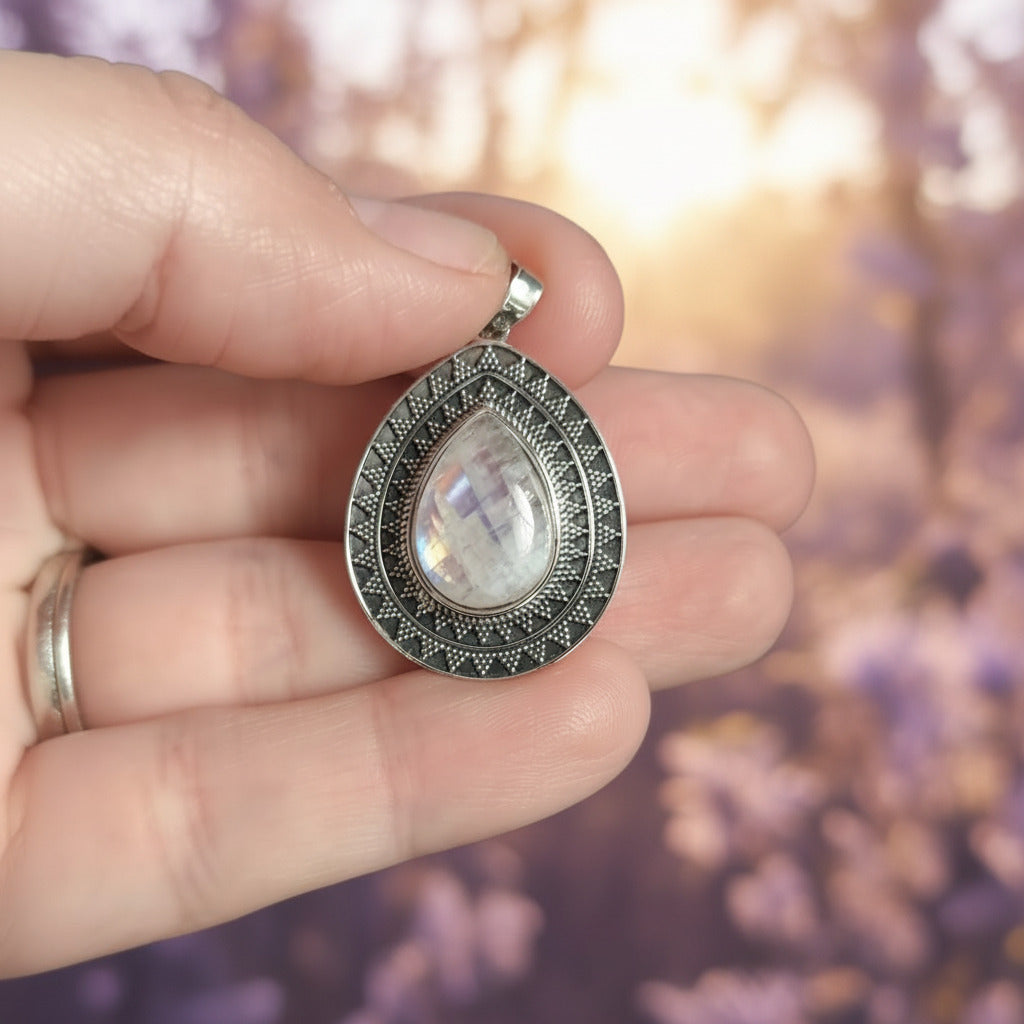 Colgante "Luz de Selene" – Piedra de Luna Natural en Plata de Ley 925 Labrada