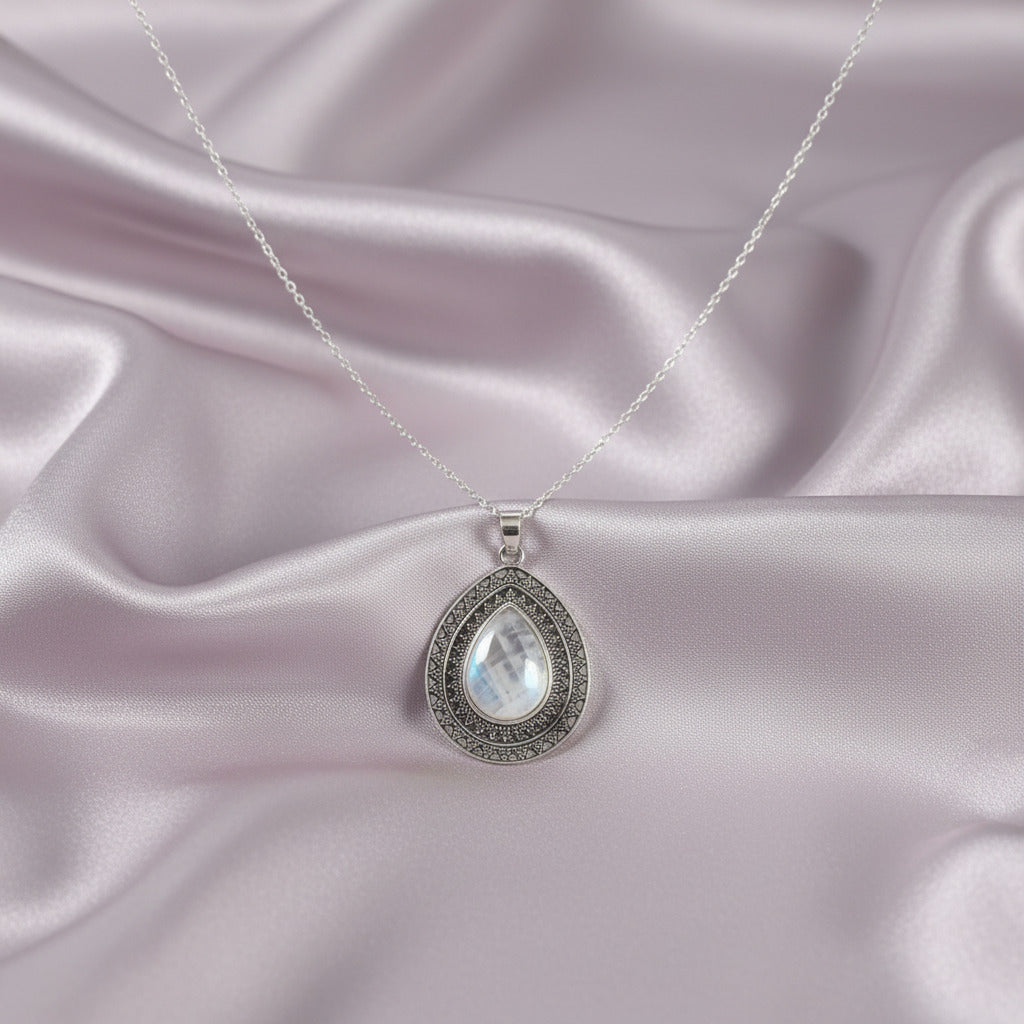 Colgante "Luz de Selene" – Piedra de Luna Natural en Plata de Ley 925 Labrada