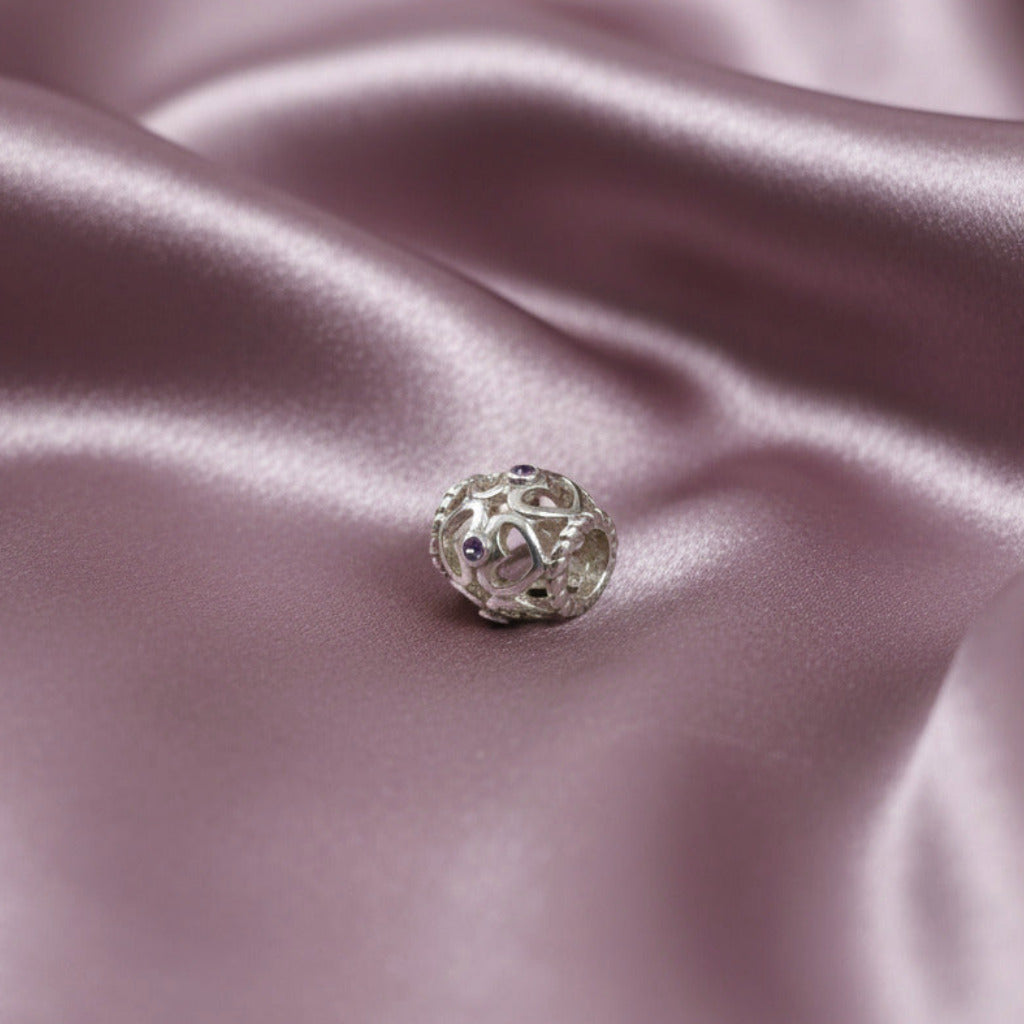 Charm Corazón Calado - Plata de Ley 925 y Circonita Malva - Amuleto de Amor Propio y Regalo Espiritual