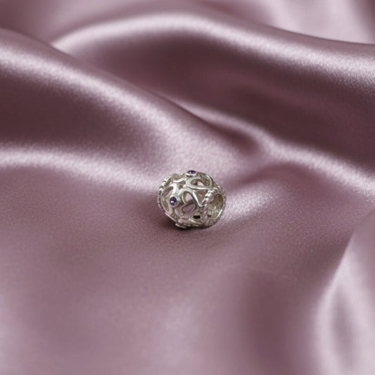 Charm Corazón Calado - Plata de Ley 925 y Circonita Malva - Amuleto de Amor Propio y Regalo Espiritual