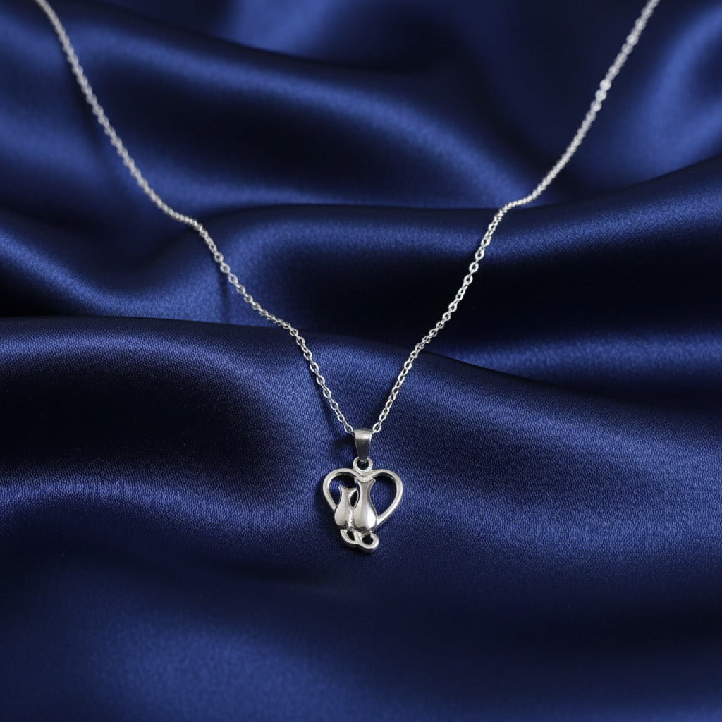 Conjunto de Pendientes y Colgante Gatos en Corazón de Plata de Ley 925 Rodiada - Amuleto de Conexión Espiritual, Guía Felina y Regalo de Protección Mística