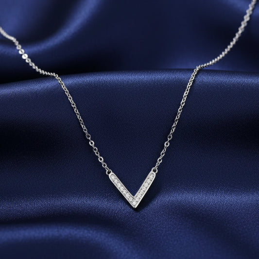 Gargantilla con Diseño Geométrico en V de Plata de Ley 925 Rodiada y Circonitas Blancas - Joyería Fina Minimalista y Regalo Sofisticado