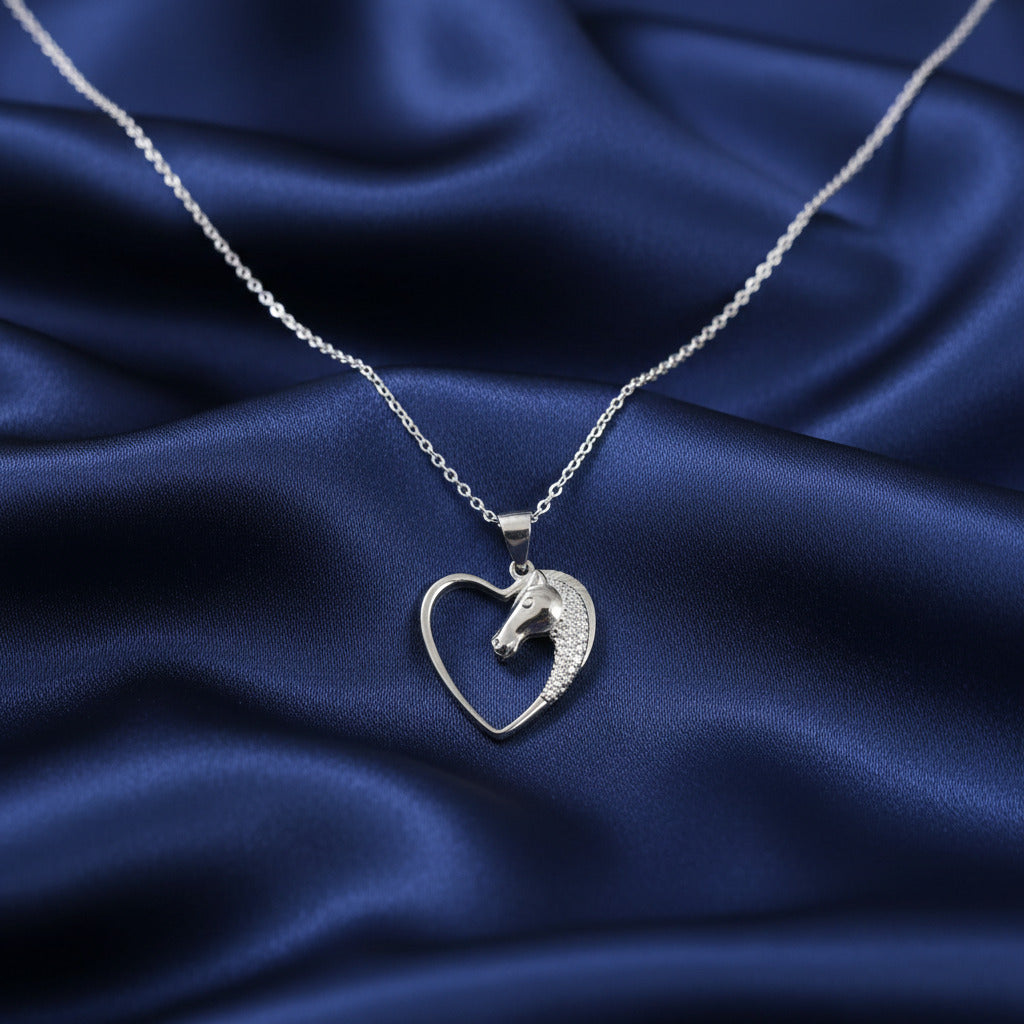 Colgante de Corazón con Caballo en Plata de Ley 925 Rodiada y Circonitas - Amuleto de Libertad, Fuerza Interior y Regalo Místico