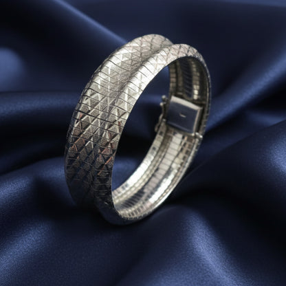 Pulsera Ancha Continua de Plata de Ley 925 con Relieve Geométrico - Joyería Fina Elegante para Regalo