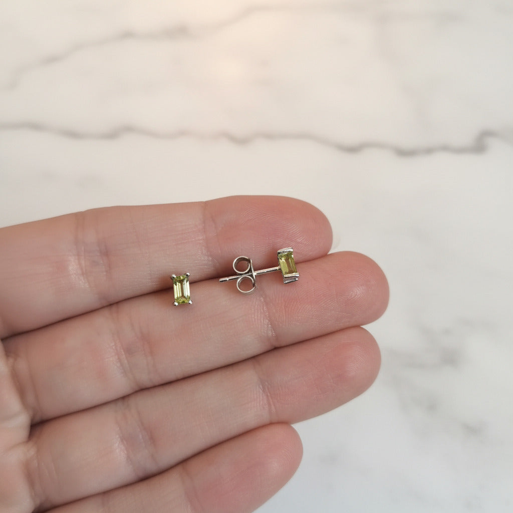 Pendientes Rectangulares en Plata de Ley 925 Rodiada con Circonita Verde Lima - Regalo Elegante