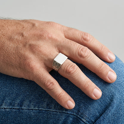 Anillo Sello Caballero de Plata de Ley 925 con Relieve Lateral
