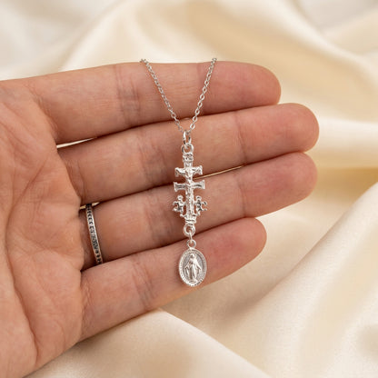 Colgante Cruz de Caravaca con Medalla de la Milagrosa de Plata de Ley 925 | Plata y Magia