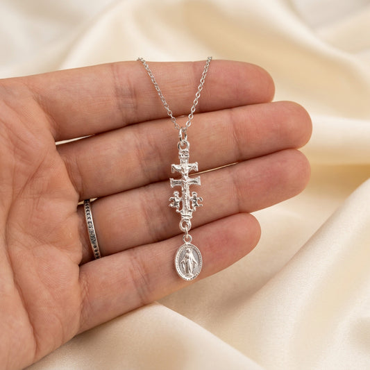 Colgante Cruz de Caravaca con Medalla de la Milagrosa de Plata de Ley 925 | Plata y Magia