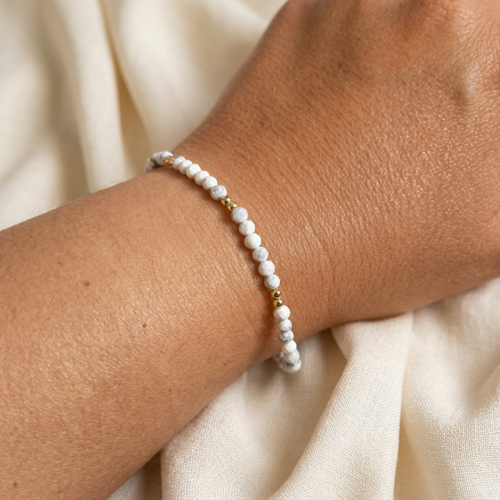 Pulsera de Howlita y Plata de Ley Chapada en Oro | Plata y Magia