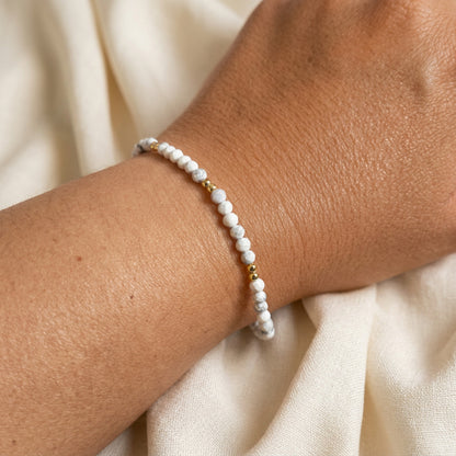 Pulsera de Howlita y Plata de Ley Chapada en Oro | Plata y Magia