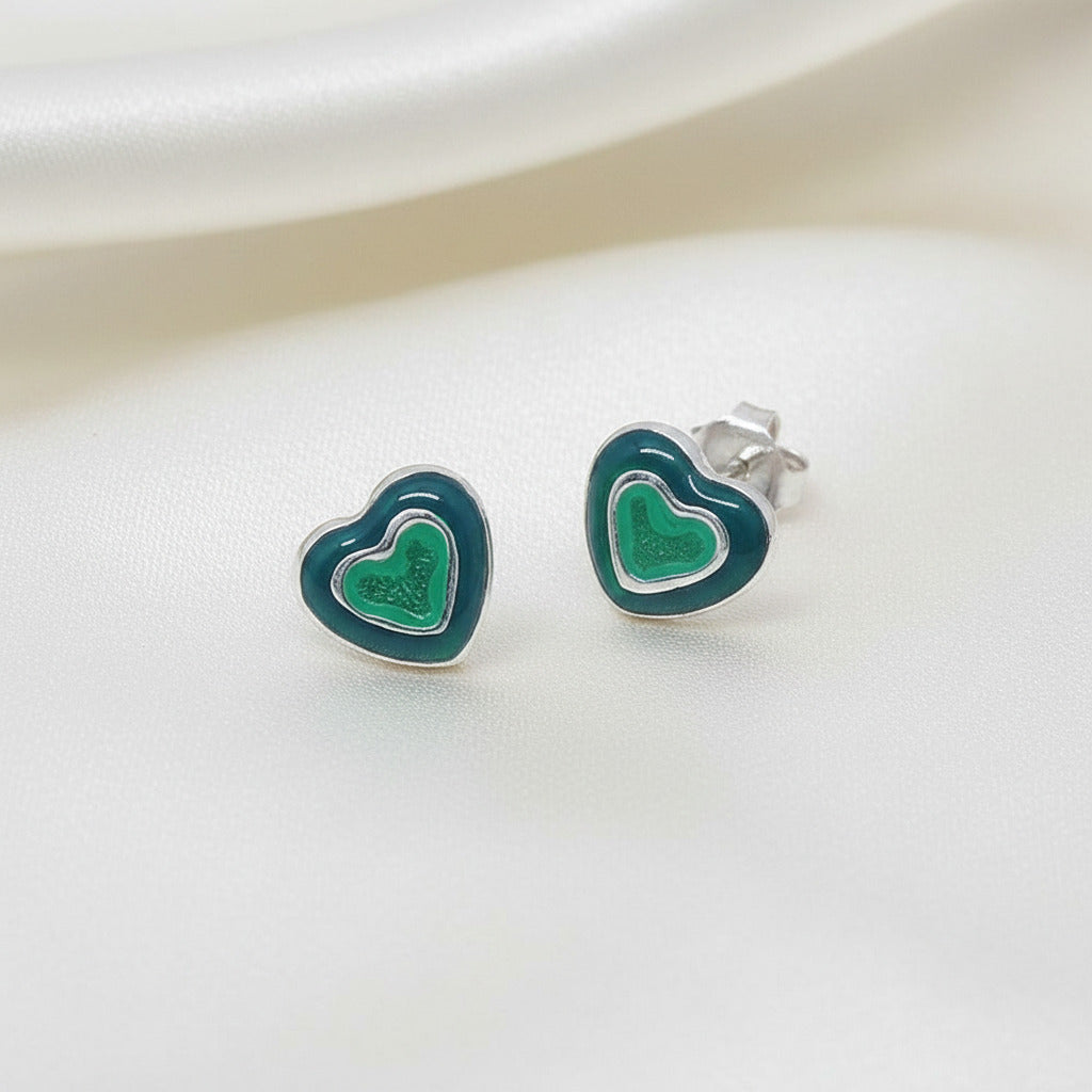 Pendientes "Green Duality Heart" – Corazones en Plata de Ley con Doble Esmalte Místico Dúo (7.5 mm)
