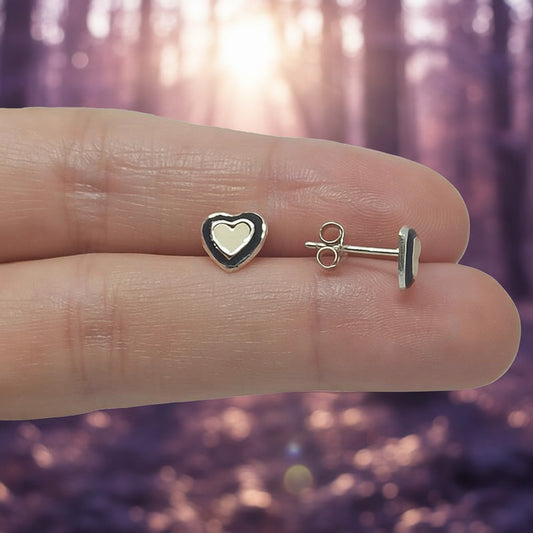 Pendientes "Duality Heart" – Corazones en Plata de Ley con Esmalte Negro y Crema (7.5 mm)