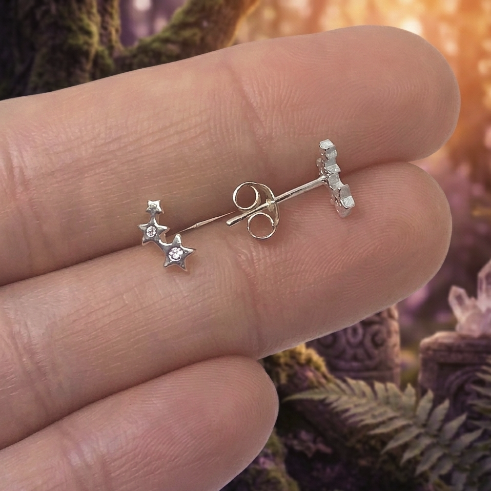 Pendientes "Constelación de Luz" – Estrellas en Plata de Ley con Circonitas (7x4 mm)