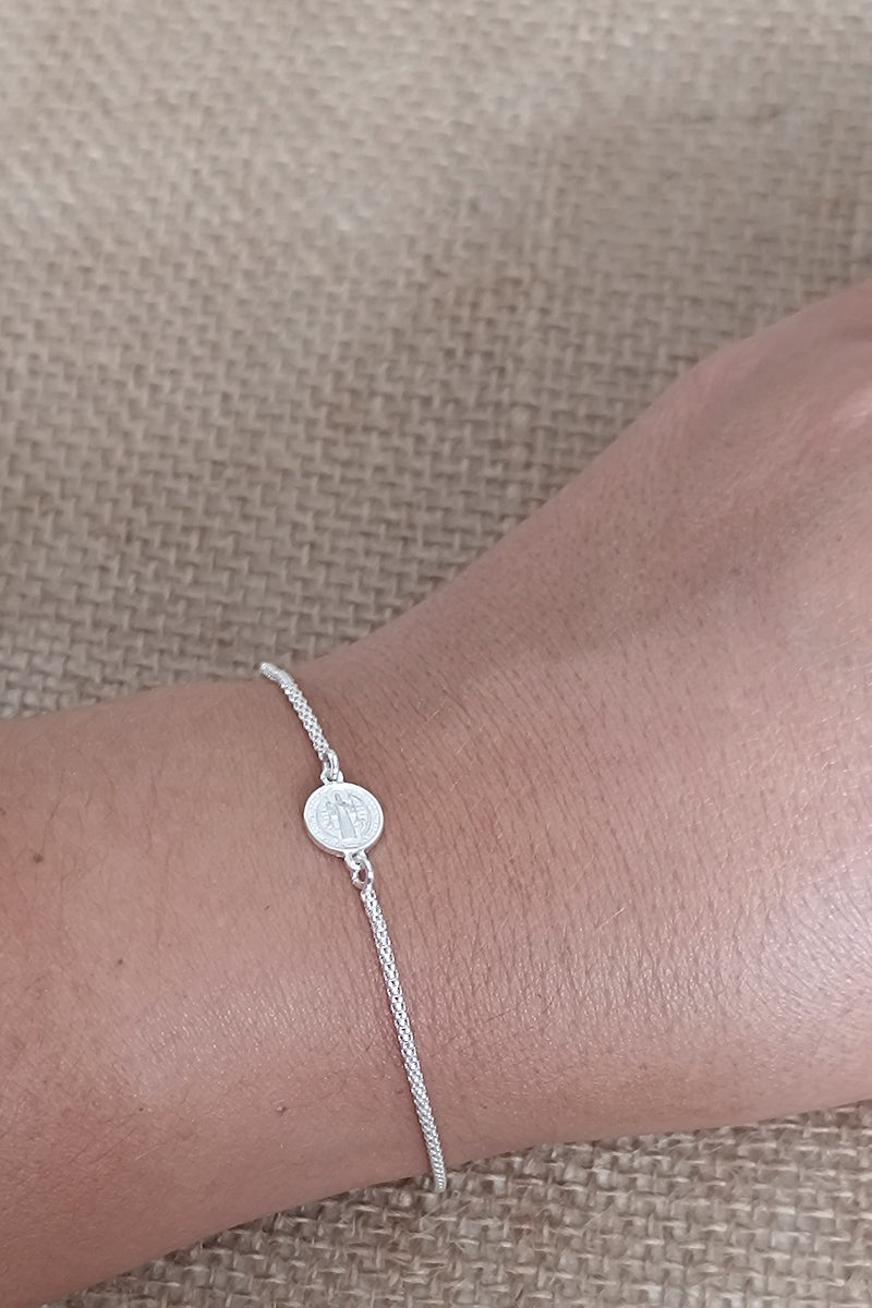 Pulsera "Benedictus": Medalla de San Benito en Plata y Cadena Coreana