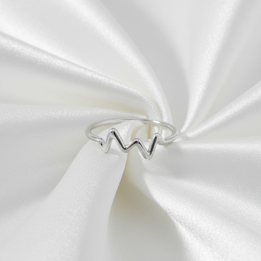 Anillo de Plata de Ley 925 Rodiada con Diseño de Latido - Sortija Fina Ondulada de 7mm para Regalo