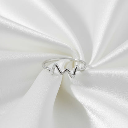 Anillo de Plata de Ley 925 Rodiada con Diseño de Latido - Sortija Fina Ondulada de 7mm para Regalo