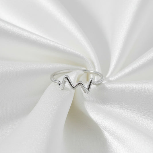 Anillo de Plata de Ley 925 Rodiada con Diseño de Latido - Sortija Fina Ondulada de 7mm para Regalo