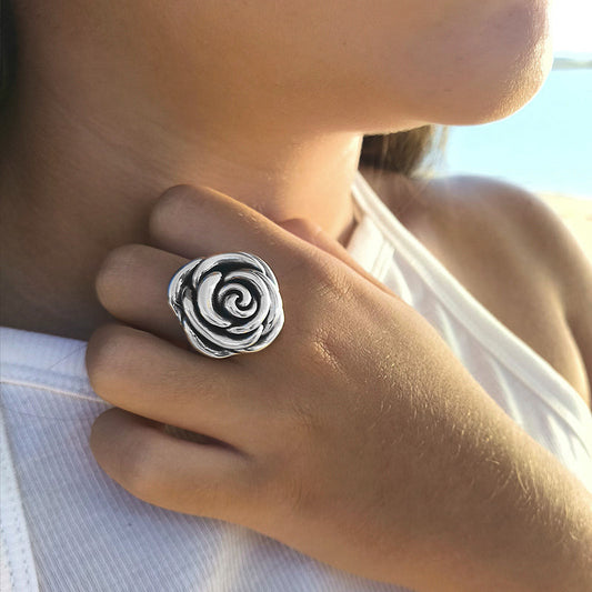 Anillo "Rosa Eterna" – Símbolo de Florecimiento en Plata de Ley Envejecida