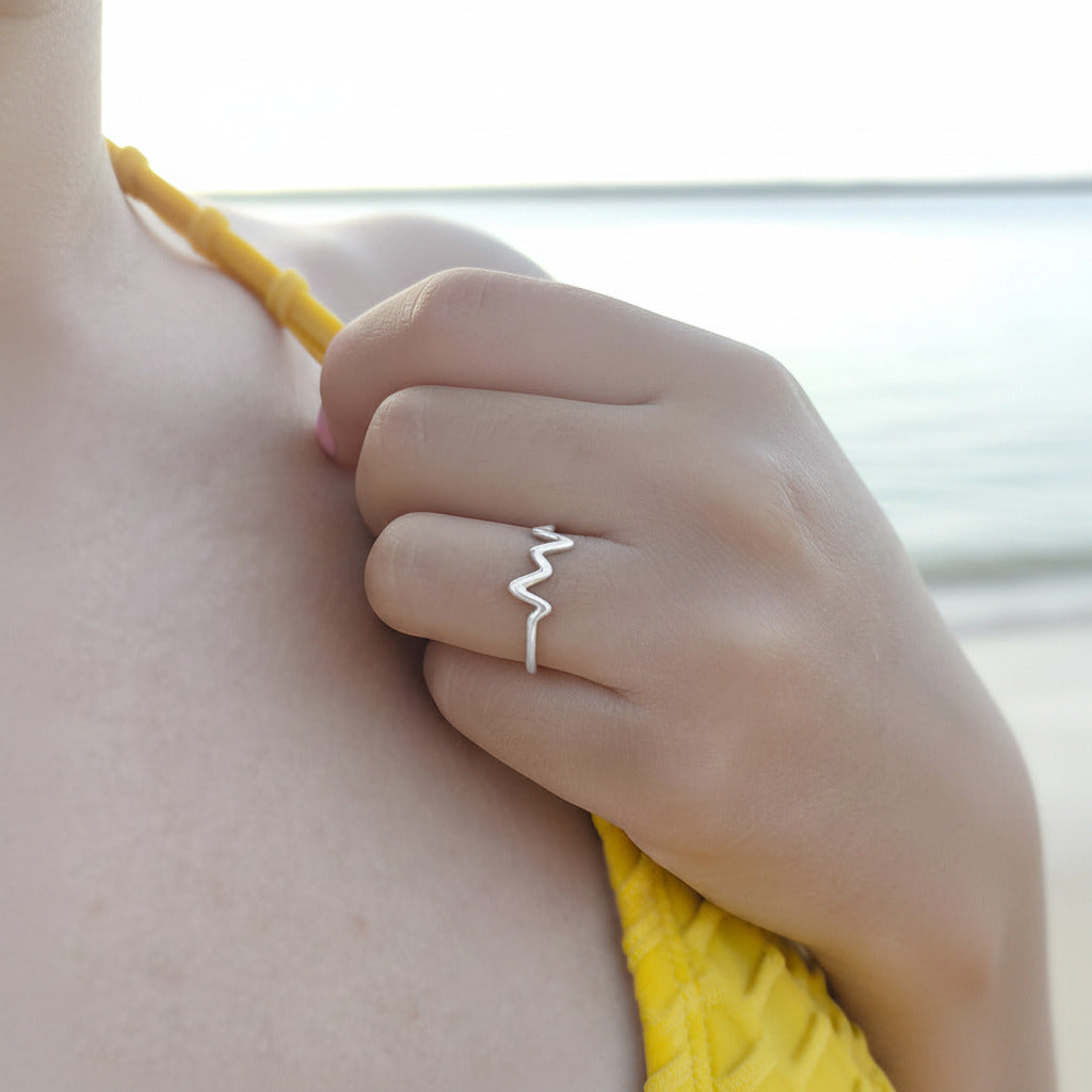 Anillo de Plata de Ley 925 Rodiada con Diseño de Latido - Sortija Fina Ondulada de 7mm para Regalo