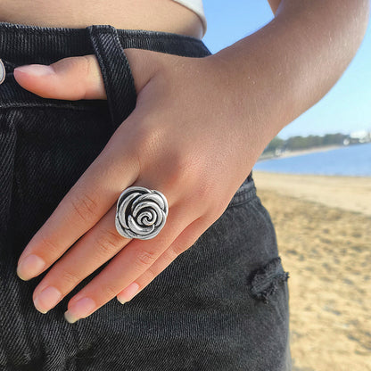 Anillo "Rosa Eterna" – Símbolo de Florecimiento en Plata de Ley Envejecida