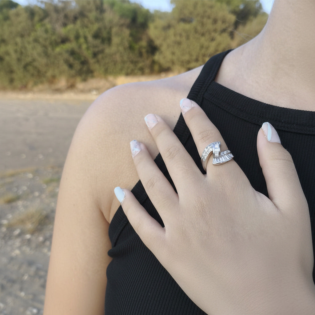 Anillo de Plata de Ley 925 Rodiada con Circonitas Blancas - Joya Escultórica de 15.7mm para Regalo Elegante