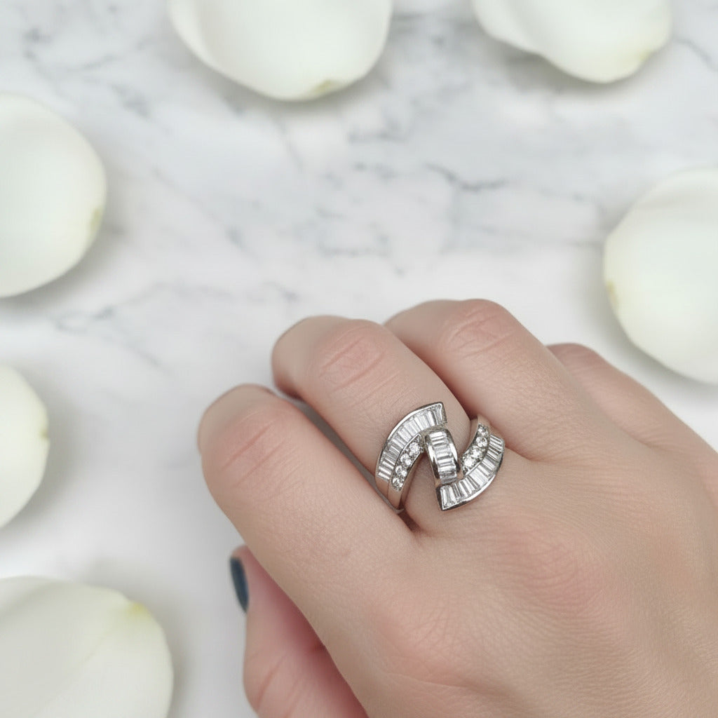 Anillo de Plata de Ley 925 Rodiada con Circonitas Blancas - Joya Escultórica de 15.7mm para Regalo Elegante
