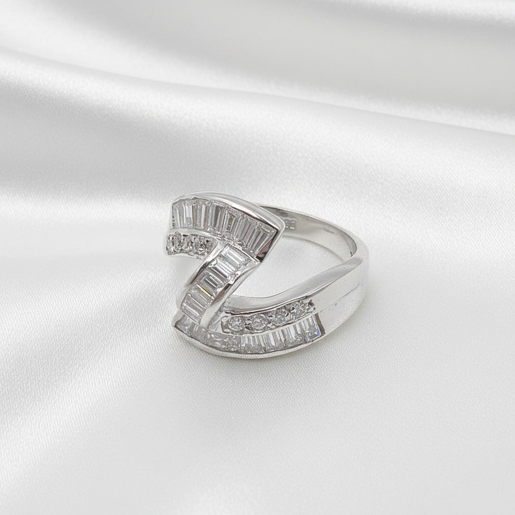 Anillo de Plata de Ley 925 Rodiada con Circonitas Blancas - Joya Escultórica de 15.7mm para Regalo Elegante