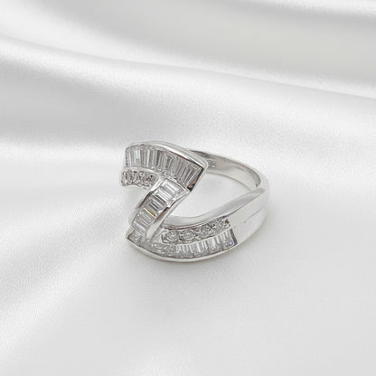 Anillo de Plata de Ley 925 Rodiada con Circonitas Blancas - Joya Escultórica de 15.7mm para Regalo Elegante