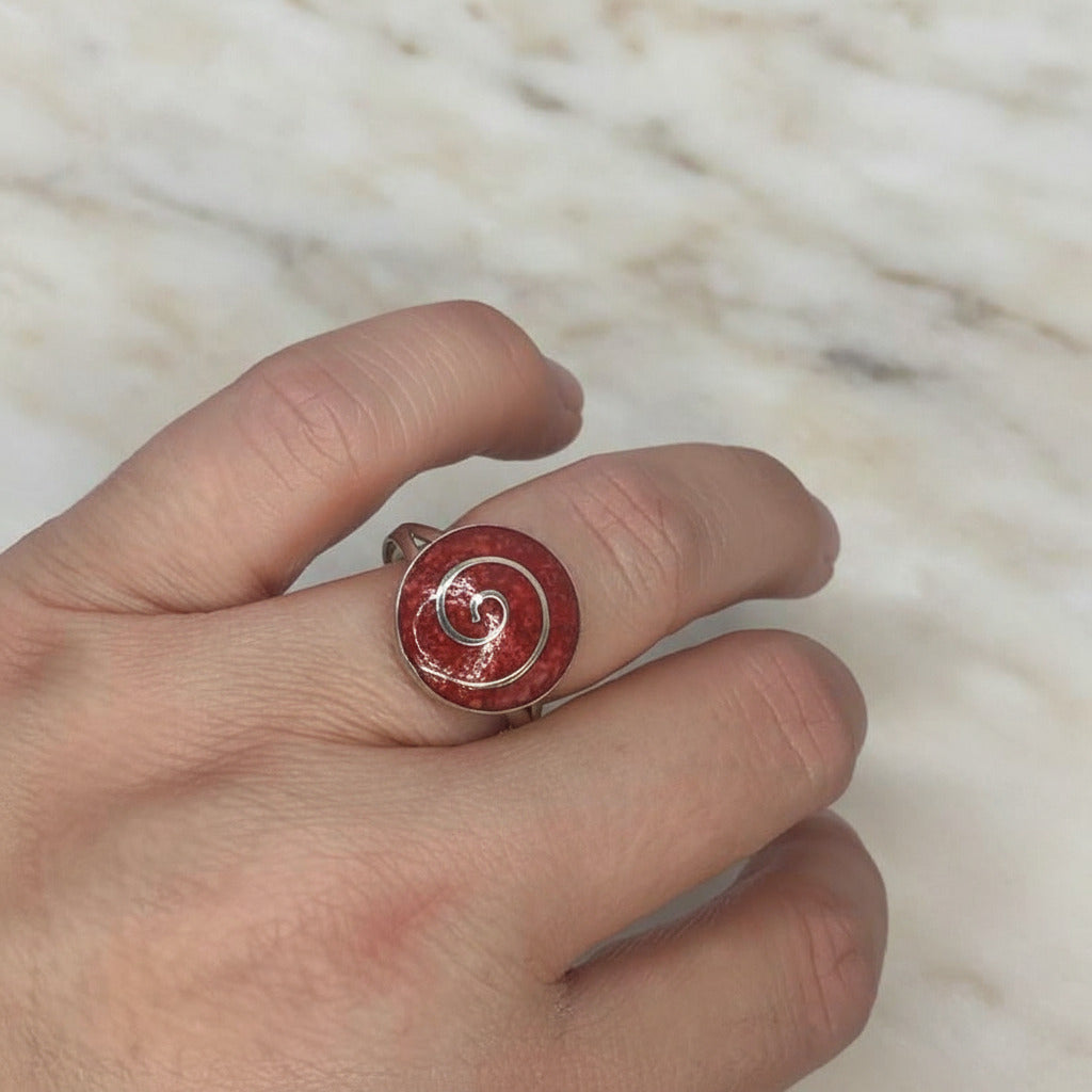 Anillo de Espiral en Plata de Ley 925 y Coral Rojo - Amuleto de Protección y Regalo Místico