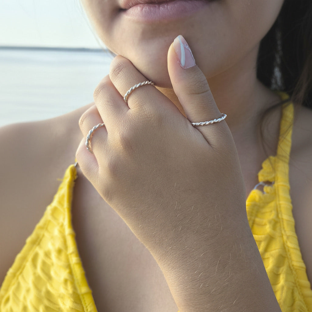 Sortija de Hilo Reliado en Plata de Ley 925 Retorcida - Anillo Fino de Diseño Cordón para Regalo Atemporal