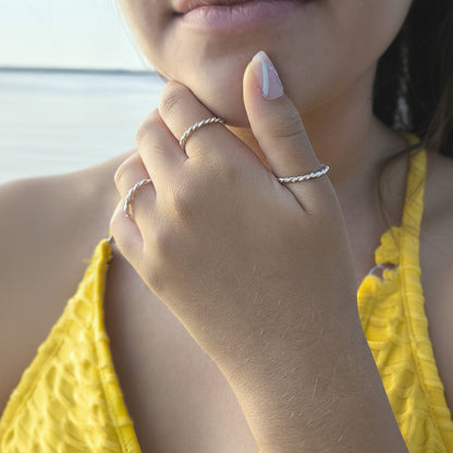 Sortija de Hilo Reliado en Plata de Ley 925 Retorcida - Anillo Fino de Diseño Cordón para Regalo Atemporal