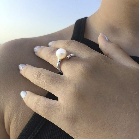 Anillo Místico "Punto de Luz Consciente" – Plata Rodiada, Perla Cultivada y Circonita (8.4mm)