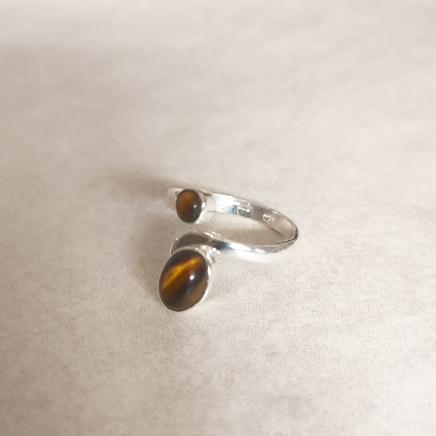 Anillo Ajustable de Plata con Ojo de Tigre - Talismán de Protección y Claridad