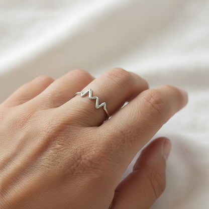 Anillo de Plata de Ley 925 Rodiada con Diseño de Latido - Sortija Fina Ondulada de 7mm para Regalo