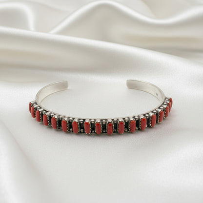 Brazalete Rígido "Corazón de Mar" – Plata de Ley con Coral Natural y Bisel Dentado (60 mm)