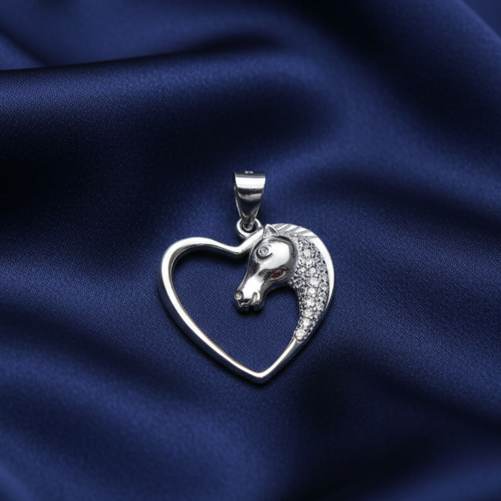 Colgante de Corazón con Caballo en Plata de Ley 925 Rodiada y Circonitas - Amuleto de Libertad, Fuerza Interior y Regalo Místico